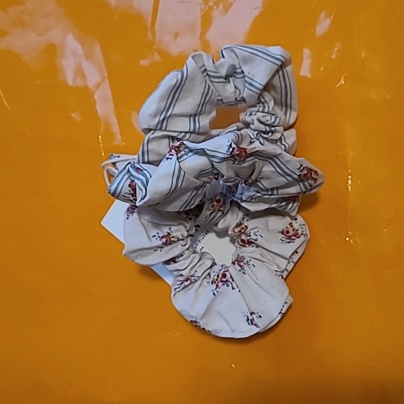 Nwt! Sezane trio of scrunchies - Picture 6 of 9